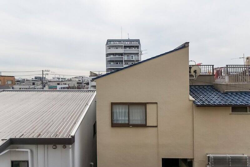 眺望はこちら。正面に戸建て住宅があり、抜けはありません。