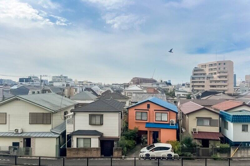 ３階所在の住戸。周囲は低層住宅が並び、青空を仰ぐことができます。目線を下ろすと……