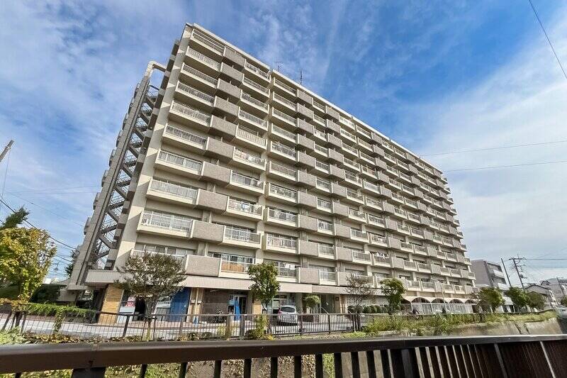 呑川沿いに建つ、1970年竣工・総戸数166戸のマンション。レトロな味わいを残しつつアップデートを重ねており、2023年には大規模修繕工事を実施済みです◎