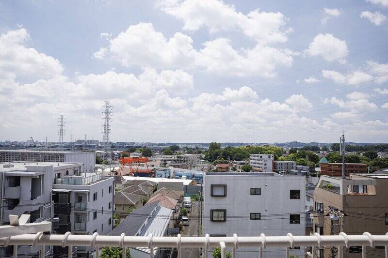 さすが高台に建つ最上階。南西向きのバルコニーからは、広がる空の先に山の稜線を眺められます。