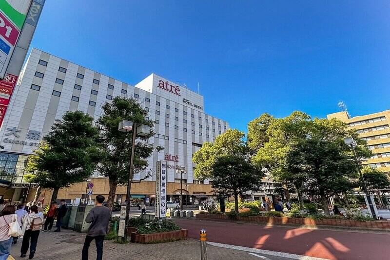 今回ご紹介するマンションはJR京浜東北線「大森」駅が最寄り駅。東口の駅前広場の横を抜け、交差点を渡りわずか４分で到着です。