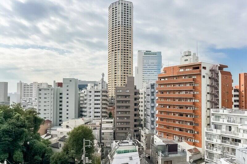 バルコニーに出てみました。マンションが建ち並んでいますが、手前が開けており、空も広いので開放感があります。