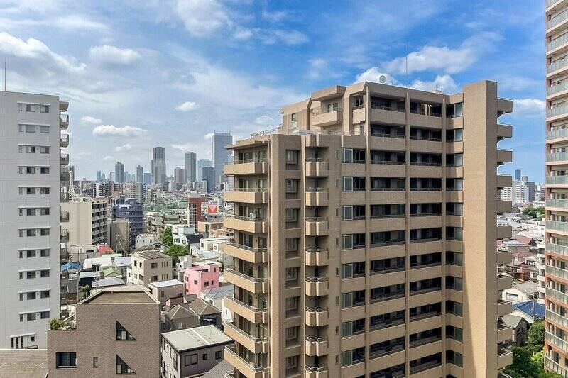 <b>南西向きで日当たり良好</b>。中山道に面しており、正面の建物とは距離がとれています。