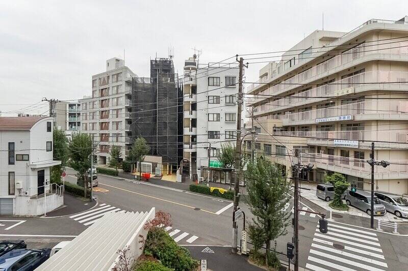 正面には交通量の多い通りがあります。室内に居れば車の走行音はさほど気になりませんが、現地でもお確かめください。