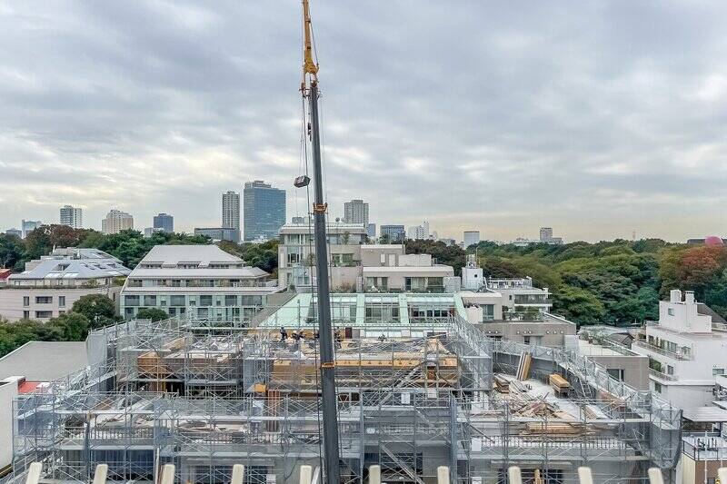 実質地上８階からの眺望。周りの建物より背が高く、遠くまで見渡せます。奥に見えるのは「国立科学博物館附属 自然教育園」の緑。