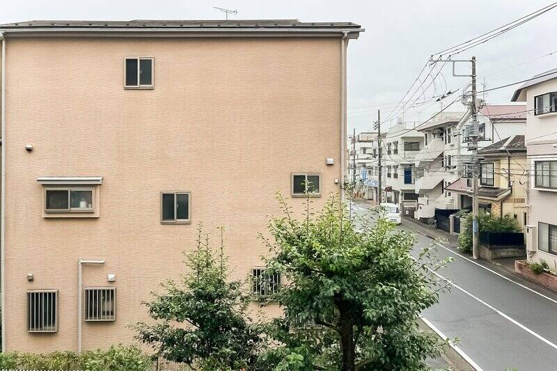 正面には戸建て住宅が建っていますが、向かい合う窓が小さく視線は気になりません。