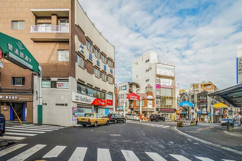 「日吉台」駅の西側は５つの商店街が放射線状に広がる賑やかな通り。スーパーにチェーン店のカフェや飲食店、100円ショップと何でも揃いますよ。商店街の入り口が色分けされていて、今日はどの通りにしようか、と迷ってしまいそうですね。