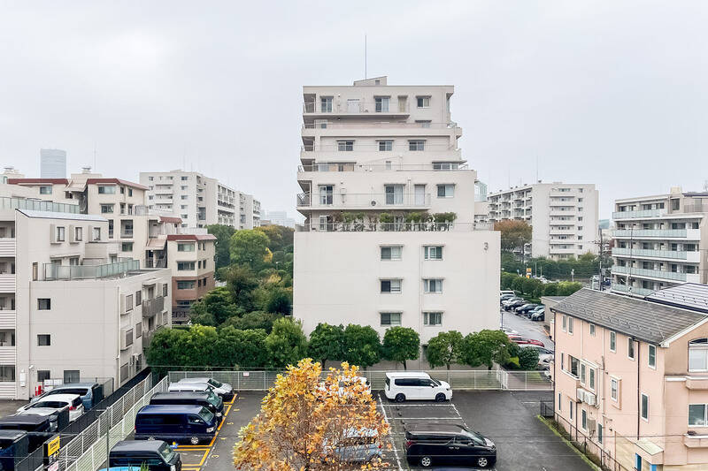 ちなみに南西側の眺望はこんな感じ。ちょうど正面は駐車場で開放感がありますが、将来的にはなにか建つ可能性も考慮しておくとよさそう。