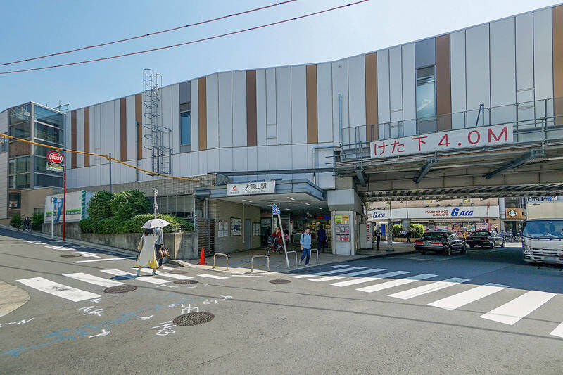 物件の最寄りは東急東横線「大倉山」駅で、徒歩９分の距離。ということは……「渋谷」「中目黒」「自由が丘」「横浜」などなどへダイレクトにアクセスできるということです！「新横浜」駅もテリトリーなので、新幹線利用にも便利ですよ◎（徒歩18分）