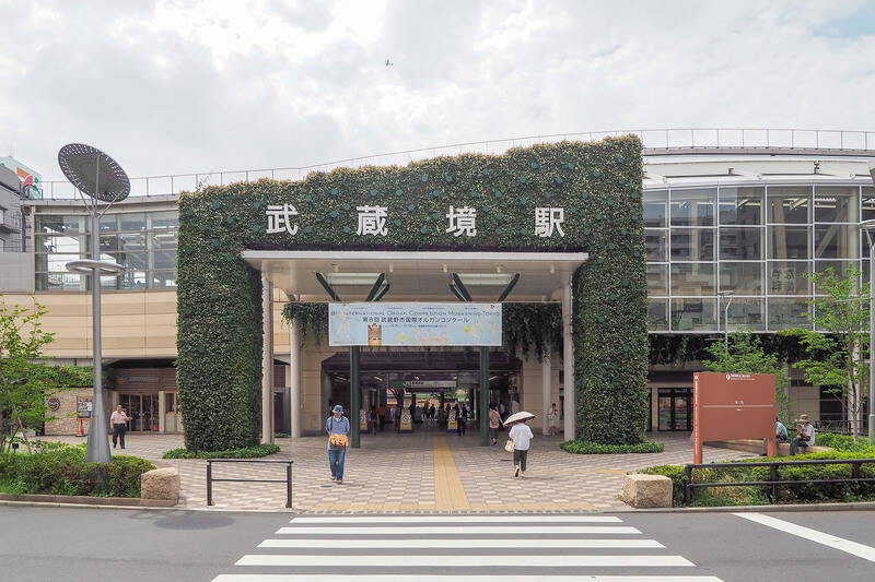 最寄りはJR中央線「武蔵境」駅（徒歩19分）。ひとつ隣の「三鷹」駅で中央特快に乗り換えれば、「武蔵境」駅から「新宿」駅まで乗車時間20分弱でアクセスできます。