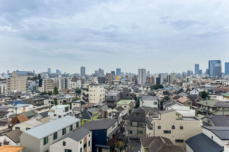 すりガラスの窓を開けると、新宿のビル群を一望できる景色が広がります。