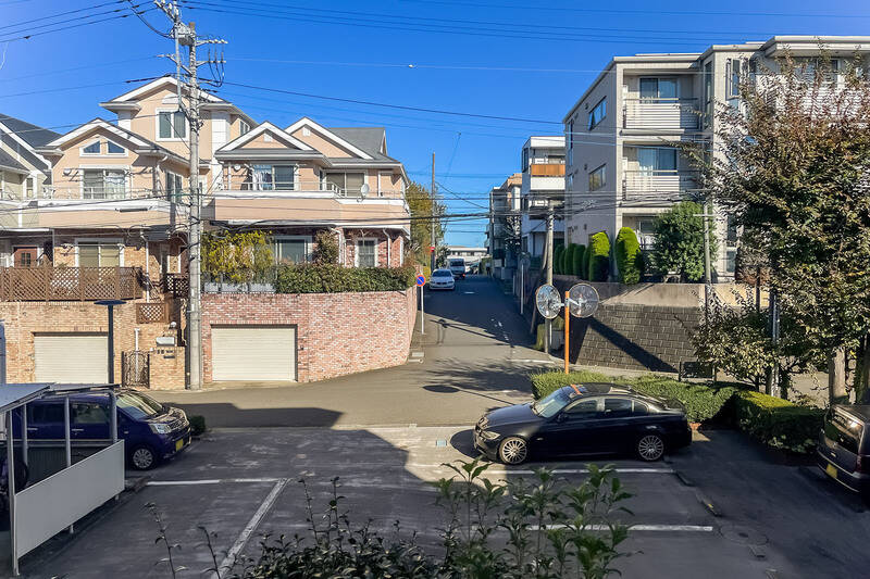 閑静な住宅街に面したバルコニー。手前に見えるのは当マンションの駐車場です。