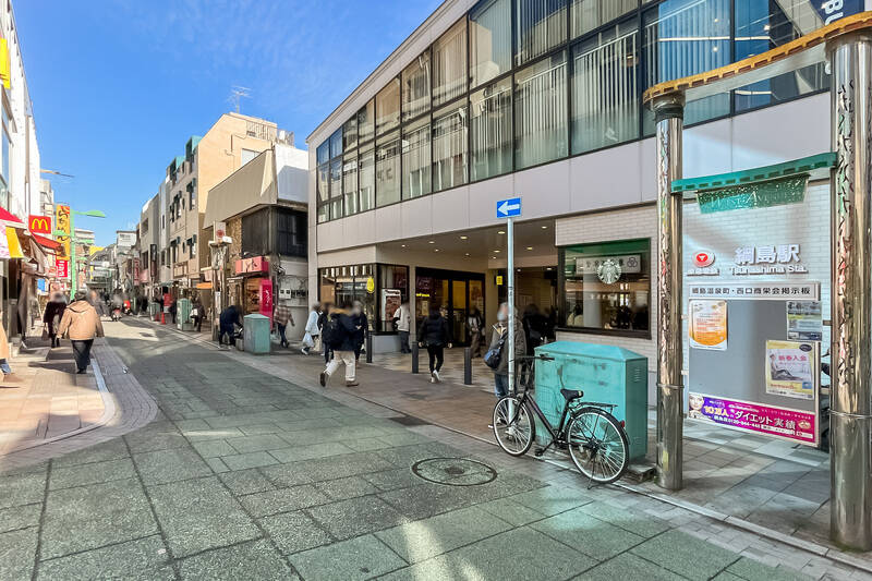 東急東横線「綱島」駅（徒歩５分）。駅前は商店街で活気があります！&nbsp;駅舎は2020年3月にリニューアル済み。