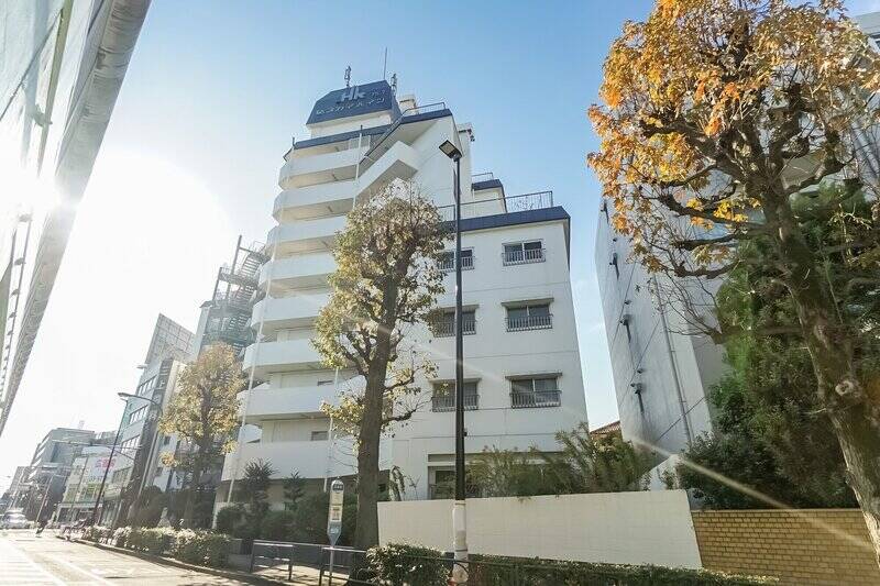 環八通りと世田谷通り交差点の近くに建つマンション。1975年築、総戸数44戸です。