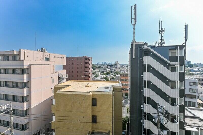 晴れの日の眺望がこちら。いくつか背の高い建物は建っているものの、ズバッと抜けている箇所もあり、十分に開放感を感じられます。