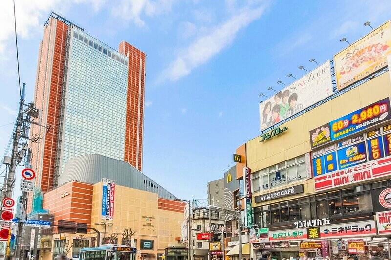 田園都市線「三軒茶屋」駅（徒歩11分）。おしゃれなカフェもあれば、昔ながらの老舗もある、街歩きを存分に楽しめるエリアです。「渋谷」駅まで２駅というアクセスのよさもうれしい。