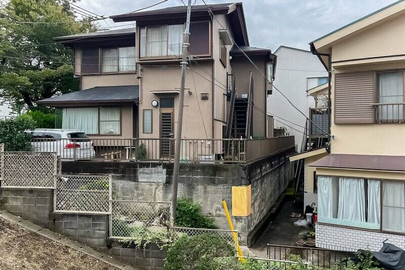 正面には戸建てが見えますが、距離が取れているためとても静か。日差しが遮られることもありません。