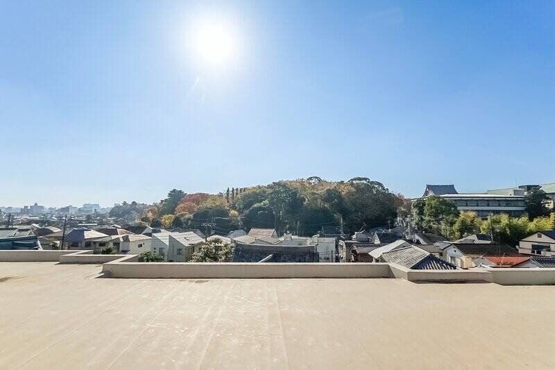 なんて気持ちのいい眺めでしょう！ 周囲は低層住宅が広がり、眺望は開けています。手前に見えるのは同じマンションの屋上です。