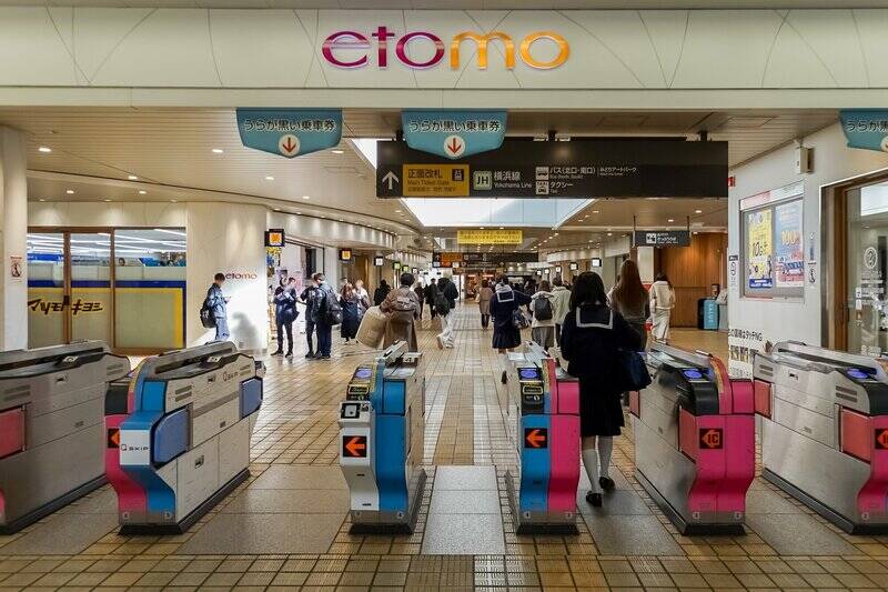 物件の最寄りは「長津田」駅（徒歩６分）で、田園都市線・横浜線・こどもの国線の３路線を利用可能です。急行や快速列車が停車するので、「渋谷」までは乗車時間33分ほど。「横浜」までは27分ほどでアクセスできます。