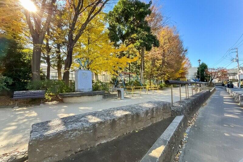 「玉川上水公園」は遊具が豊富で、春にはお花見も楽しめます。お子さまの定番遊びスポットになりそうですよ。 