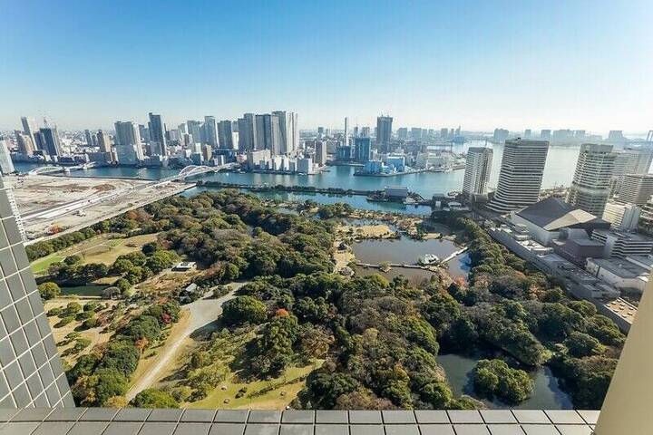 庭園と空の邸宅