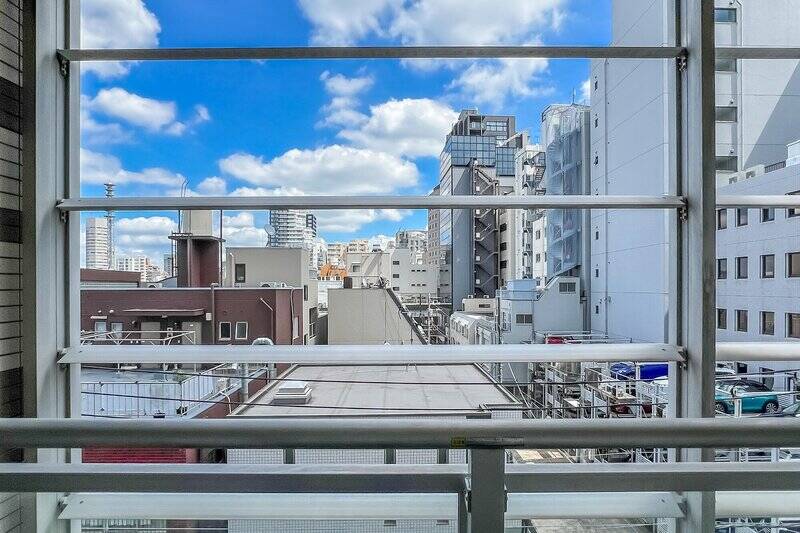 東向きの眺望。建物が並んでいますが圧迫感はなく、空を仰ぐことができます。