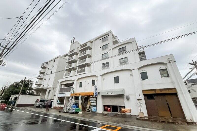 再びマンションの外観ですが、手前には低層の店舗棟が建っており、一番右のカフェ「金木犀茶店」がとーっても素敵なんです!! ぜひインスタをチェックしていただきたいのですが、芸術品とも言えるパフェは予約制だそう。頑張った日のご褒美にぜひ！