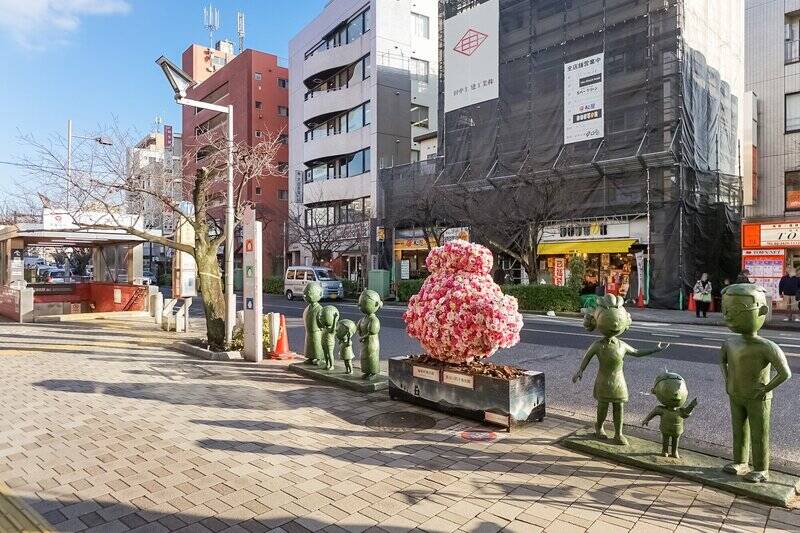 “サザエさん” のキャラクター像がお出迎えしてくれる「桜新町」駅（徒歩10分）。街には昔懐かしさがありながら、今らしいお店もあちこちに。穏やかな雰囲気の街並みです。