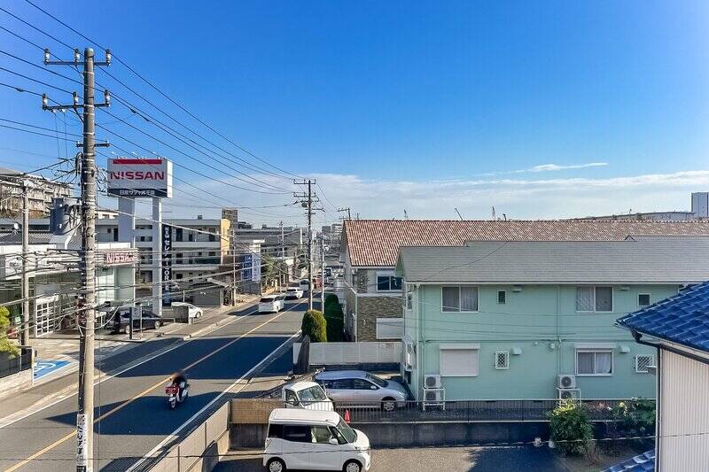 正面に高い建物はありません。空を仰ぐことができて気持ちがいい。