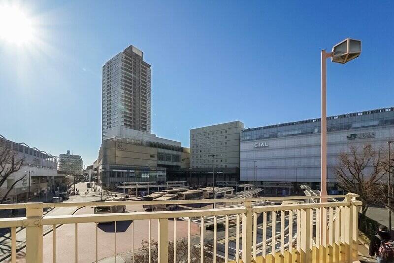 京急本線「京急鶴見」駅（画面左）とJR京浜東北線ほか「鶴見」駅（画面右）。いずれもマンションから徒歩４分の近さです！