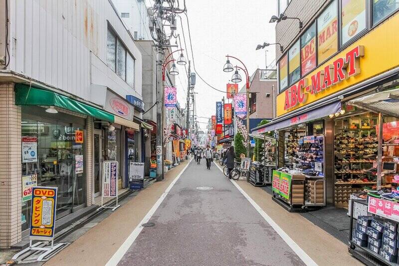 最寄りの東急東横線「学芸大学」駅（徒歩13分）までは、西口の商店街を通ります。行き来するたびに、さまざまなお店に目移りしてしまいそう。