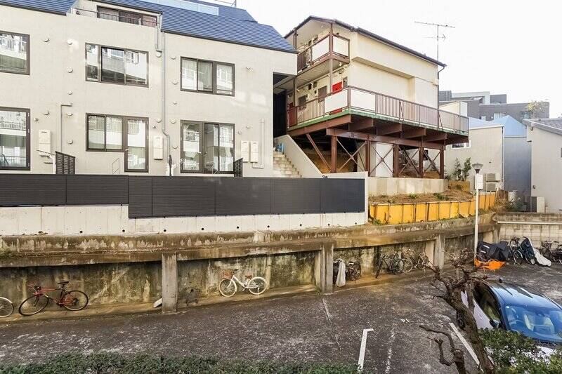 眺望は正面の建物と向かい合わせで、やや視線が気になるカモ。手前にあるのは当マンションの駐車場なので、人通りはほとんどありません。