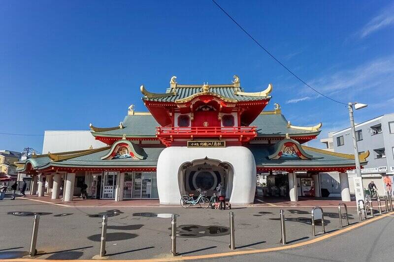 今回は小田急線「片瀬江ノ島」駅（徒歩４分）へやってきました。竜宮城のような駅舎。海を連想させるフォルムに気持ちが昂って参りました！