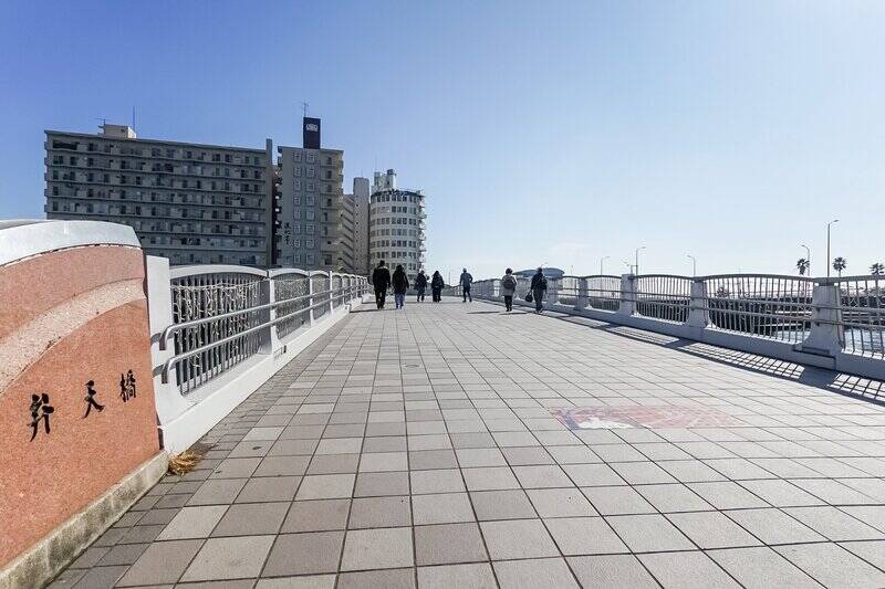 “神奈川の橋100選” に選ばれている駅前の「弁天橋」を渡ります。潮風が香ってきて、なんだかさわやかな気分。