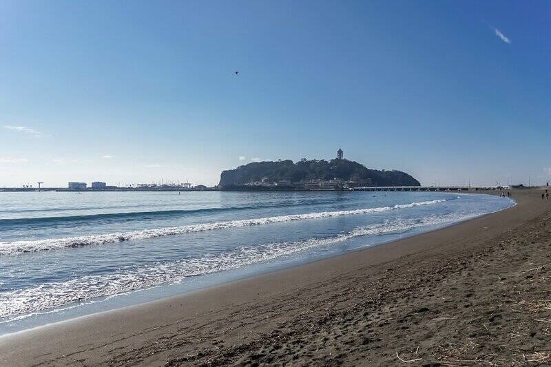 海が見えて、つい砂浜まで来てしまいました！ ばっちりと江ノ島が見えていますね。