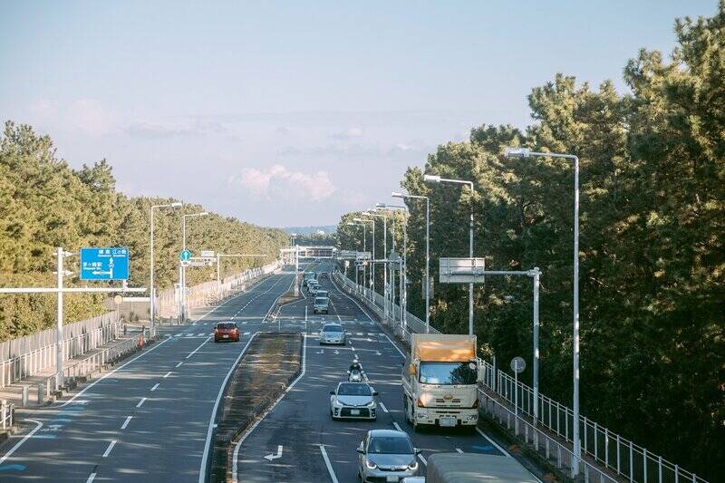 物件から南へ進むと、すぐ国道134号線につきあたり、その向こう側には海が広がっています