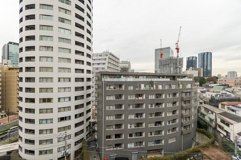 東向きの掃き出し窓から外に出ると、正面にはモダンな雰囲気のマンションが建っています。バルコニーが向き合う格好ではありますが、かなり距離が取れているので、お互いに視線に神経質にならなくて済みそう。