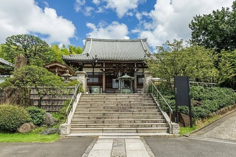 最寄り駅は東急東横線「妙蓮寺」駅（徒歩10分）。「妙蓮寺」駅を出ると、駅名の由来になった「妙蓮寺」がお出迎え♪ どこかのんびりした雰囲気のエリアです。