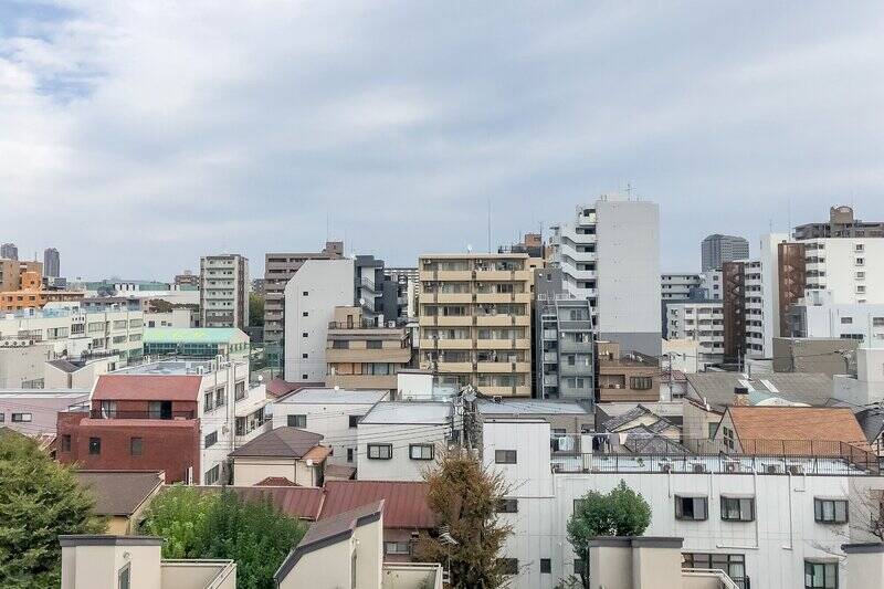 キッチン横の東向きビュー。周辺には背の高い建物がないので、カーテンを開けたままでも視線は気にならなそう！