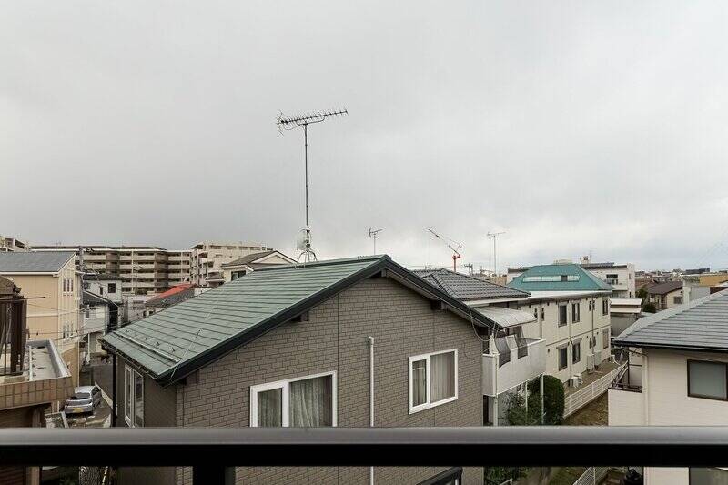 眺望はご覧の通り、住宅街が広がっています。撮影時はあいにくの雨模様でしたが、空もしっかり見えますね。