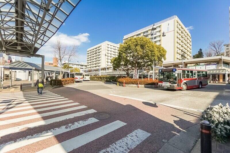 最寄りは東急田園都市線「青葉台」駅（徒歩９分）。急行電車で渋谷まで直通30分でアクセスできます。落ち着いた街でありながら、駅周辺にはスーパーや飲食店などお店も豊富。後ほどご紹介します！