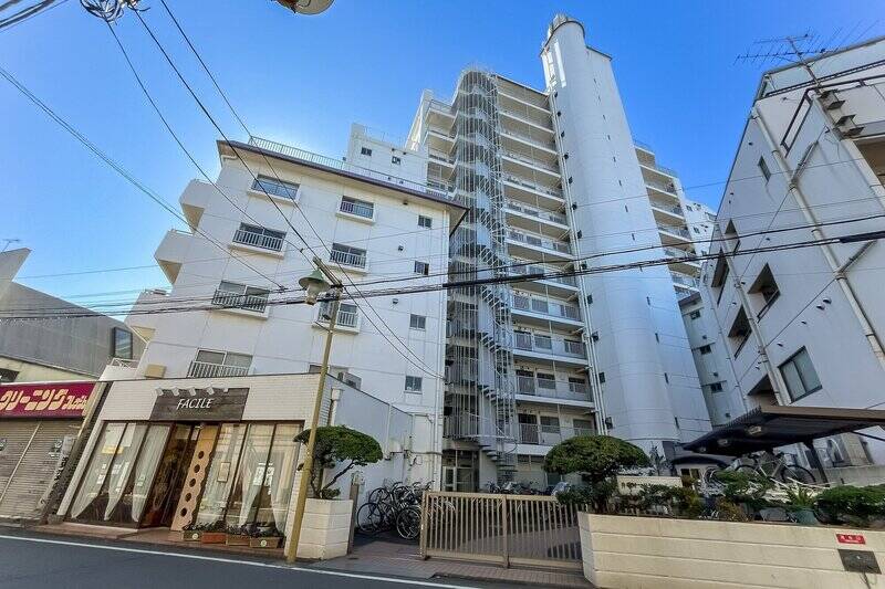 <b>西武新宿線「下井草」駅から徒歩３分。</b>周囲と比べてひときわ背の高いこちらの建物が、今回ご紹介するマンションです。