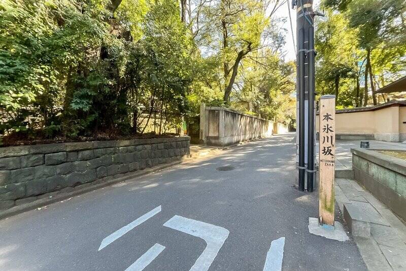 豊かな緑に囲まれた「赤坂氷川神社」前の路地。とても閑静な環境で、都心にいることを忘れてしまいそうです。