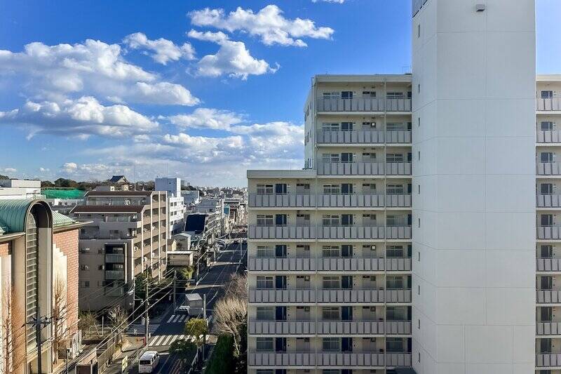 半分は同マンションの別棟で塞がれていますが、もう半分は街と空を見渡す抜け感アリ。遠くに「池上本門寺」が見えますね。