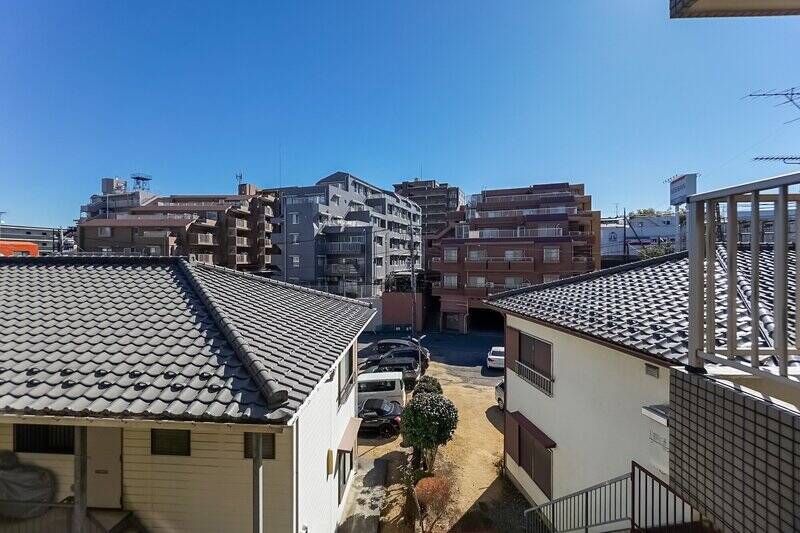 こちらは２階の住戸ですが、マンション自体が坂道に建っているため、お向かいの建物よりグッと視点が高くなっています。外からの視線を気にせず伸び伸びと過ごせそうです。