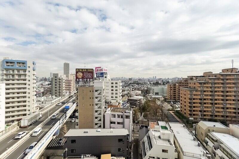 こちらは<b>11階の住戸</b>です。バルコニーに出ると、街を遠くまで見渡せる気持ちいい眺めが。視界の左側に246と首都高速道路が延びており、車が風を切る音がBGMのように流れてきます。“都会に住んでいる感” 満載です。