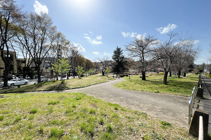 マンションのすぐ近くにある「美しが丘公園」。お子さまに大人気のログハウスもあります。春には桜が咲き、お花見も楽しめるようです。（徒歩３分）