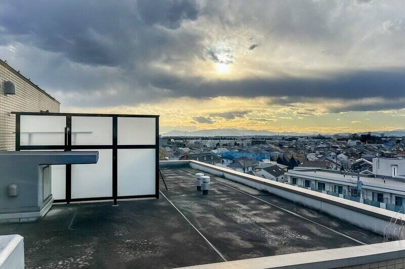 雲に覆われていますが、視線の先に「富士山」の頭が見えています。