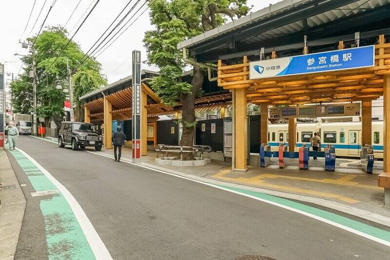 <p>最寄り駅は趣のある駅舎が迎える<b>小田急線「参宮橋」</b>（<b>徒歩５分</b>）。<b>ビッグターミナル「新宿」まで二駅</b>で、<b>徒歩でも17分ほど</b>でアクセスできる距離です。</p>