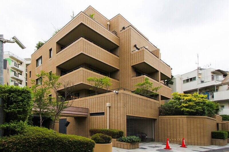 「参宮橋」駅から交差点を渡って歩くと、重厚感のある佇まいのマンションへ到着。1987年竣工・総戸数17戸と小規模ながら植栽豊かで、空間の使い方に余裕を感じる造りです。